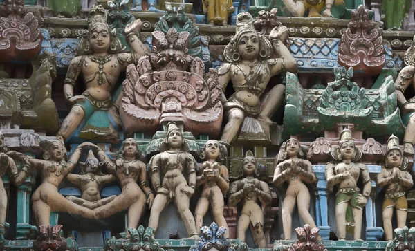 Statuen nackter Menschen auf dem Sarangapani-Tempel gopuram. — Stockfoto
