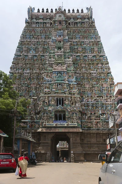 Gopuram sobre la entrada al templo de Sarangapani . —  Fotos de Stock