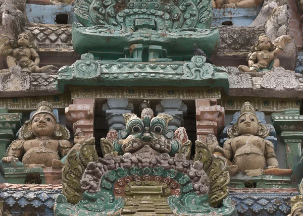 Деталь статуй на храме Сарангапани Гопурам . — стоковое фото
