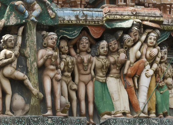 Gruppe nackter Frauen Statuen auf Sarangapani Tempel gopuram. — Stockfoto