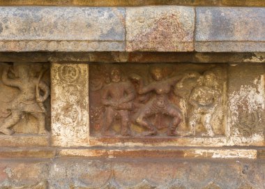 Kaide üzerinde dans eden şekil.