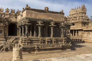 Mandapam parçası çıkıntılı.