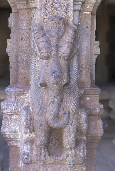 Escultura de elefante em pilar em Mandapam . — Fotografia de Stock
