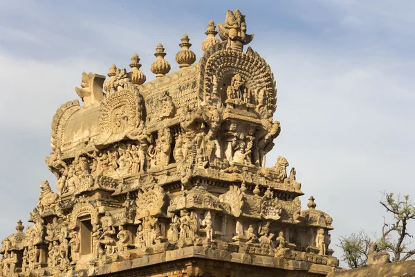 Apex of the Gopuram over entrance gate. — Stock Photo, Image