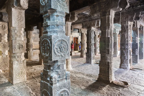 Blick durch die säulenförmige Mandapam zum Mariamman-Schrein. — Stockfoto