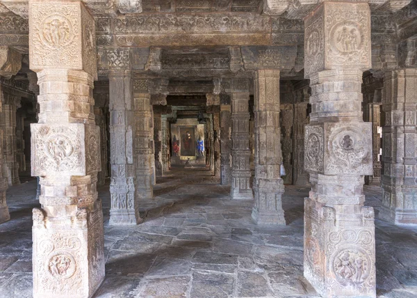 Blick durch säulenförmige Mandapam direkt in Mariamman-Schrein. — Stockfoto