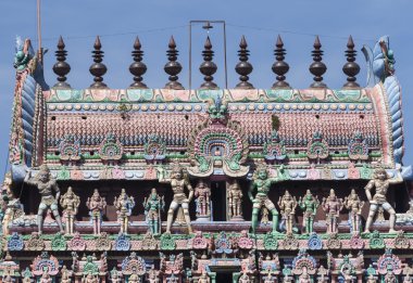 Kumbeswarar Tapınağı Gopuram üstüne Kumbam.