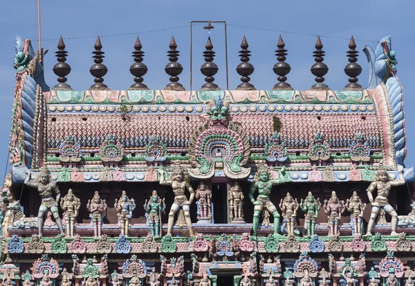 The Kumbam on top of the Kumbeswarar temple Gopuram. — Stock Photo, Image