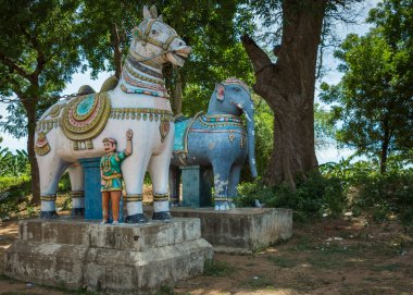 Yol tarafında heykelleri at ve fil.