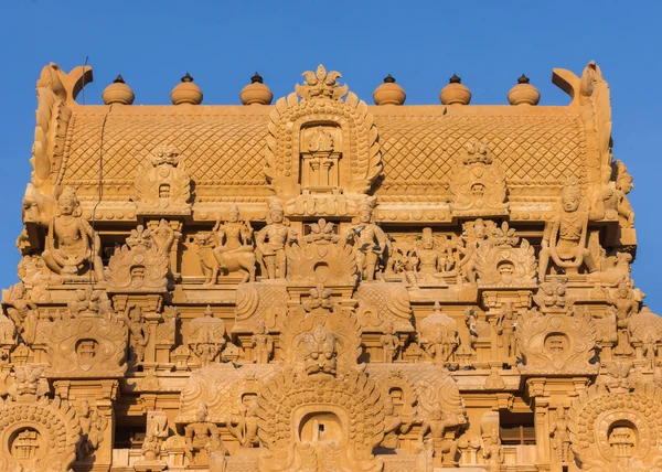 Kumbam en la parte superior de la entrada Gopuram en el templo Brihadeswarar . —  Fotos de Stock