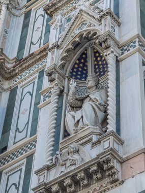 Firenze, İtalya, Avrupa - 14 Temmuz 2024: Çiçekli Aziz Mary Katedrali. Kardinal Pietro Valeriani 'nin heykeli ön cephedeki S tarafındaki girişe bitişik.