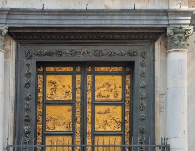 Firenze, İtalya, Avrupa - 14 Temmuz 2024: Çiçekli Aziz Mary Katedrali önünde Aziz John 'un Vaftizhanesi. Heykel giriş kapısı