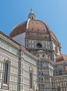 Firenze, İtalya, Avrupa - 14 Temmuz 2024: Çiçekli Aziz Mary Katedrali. Chancel 'in üstündeki dev kubbe ve Piazza del Duomo' daki güney transeptinin bir kısmı.