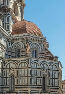 Firenze, İtalya, Avrupa - 14 Temmuz 2024: Çiçekli Aziz Mary Katedrali. Güney tarafındaki kubbe Piazza del Duomo 'da.