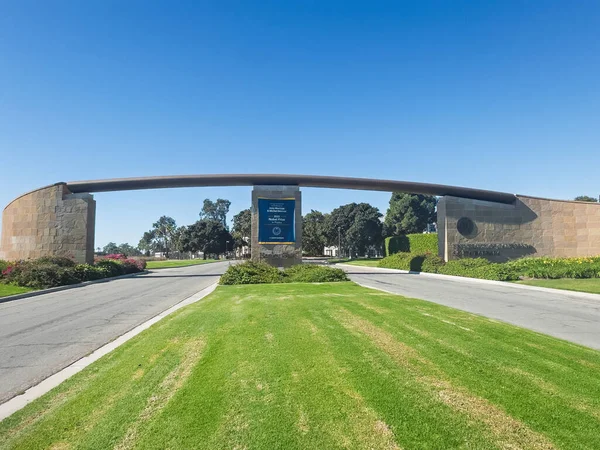 Santa Barbara, Kaliforniya, ABD - 18 Ekim 2025: UCSB Henley Gate, John Martinis ve Michel Devoret UCSB profesörleri tarafından 2025 Nobel Fizik Ödülünü kutlayan büyük bir afişe sahiptir. Yeşil yapraklar ve mavi gökyüzü