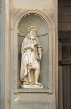 Firenze, İtalya, Avrupa - 14 Temmuz 2024: Leonardo Da Vinci heykeli olan Uffizi Sarayı ve Galeri Binası cephesi