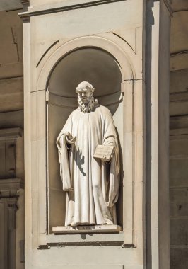 Firenze, İtalya, Avrupa - 14 Temmuz 2024: Guido Aretino Arezzo, Benedictine Monk ve Müzisyen heykeli ile Uffizi Sarayı ve Galeri Binası cephesi