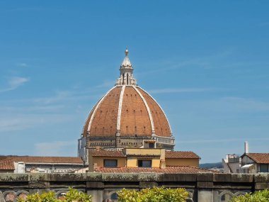 Firenze, İtalya, Avrupa - 14 Temmuz 2024: Çiçekli Aziz Mary Katedrali. Uffizi Galerilerinden görünen mavi gökyüzüne karşı büyük kubbe..