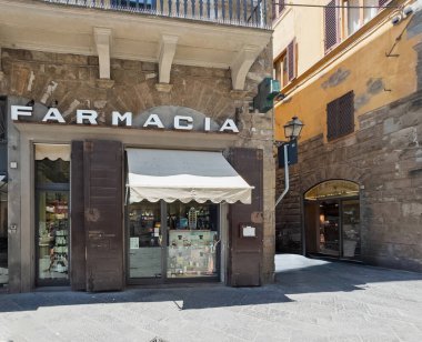 Firenze, İtalya, Avrupa - 14 Temmuz 2024: Farmacia Molteni Via dei Calzaiuoli