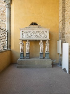 Firenze, İtalya, Avrupa - 14 Temmuz 2024: Santa Croce Bazilikası. Dante Alighieri 'nin mezarı, kuzey tarafındaki ziyaretçi girişinde. İtalyan edebiyatı ve kültürüne olan katkılarını onurlandıran dört süvari, kadın figürü.