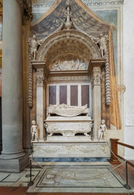 Firenze, İtalya, Avrupa - 14 Temmuz 2024: Santa Croce Bazilikası. Carlo Marsuppine anıtı