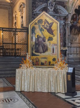 Firenze, İtalya, Avrupa - 14 Temmuz 2024: Santa Croce Bazilikası. Resim, İsa 'nın ruhundan keşişe, çiçeklerle süslenmiş bir masa. Arka taraftaki kilise mimarisi.
