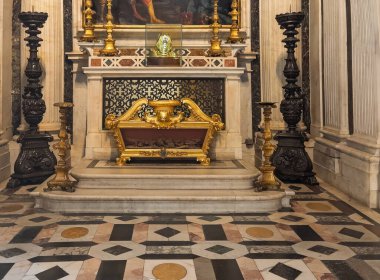 Firenze, İtalya, Avrupa - 14 Temmuz 2024: Santa Croce Bazilikası. Cappella de Sant Andrea, sunağın önünde iki uzun siyah mum tutacağı olan altın koltuk.