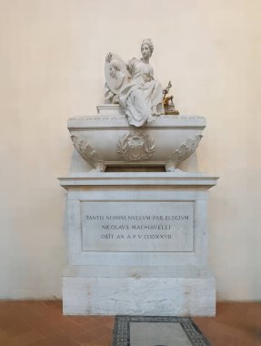 Firenze, İtalya, Avrupa - 14 Temmuz 2024: Santa Croce Bazilikası. İtalyan botanikçi Niccolo Machiavelli için anıt mezar.