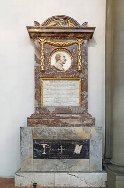 Firenze, İtalya, Avrupa - 14 Temmuz 2024: Santa Croce Bazilikası. Aloisio Caietani I Lanzio için anıt mezar.