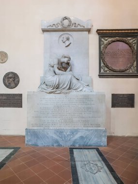 Firenze, İtalya, Avrupa - 14 Temmuz 2024: Santa Croce Bazilikası. Anıt heykel ve Pompeio Iosephi 'nin mezarı, İtalyan sanatçı ve mimar Rönesans döneminden kalma.