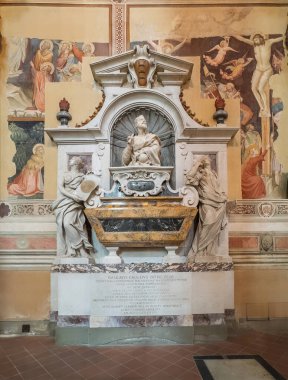 Firenze, İtalya, Avrupa - 14 Temmuz 2024: Santa Croce Bazilikası. Gökbilimci, fizikçi ve mühendis Galileo Galilei 'nin Anıt ve Mezarı' nda birden fazla heykel ve Bahind Duvarı 'nda resim bulunuyor..