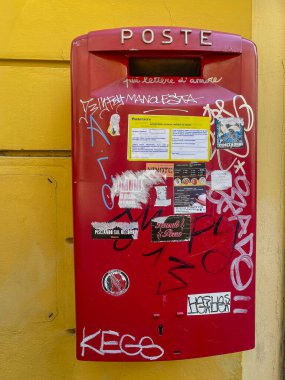 Firenze, İtalya, Avrupa - 14 Temmuz 2024: Çıkartma ve grafiti dolu kamu posta kutusu