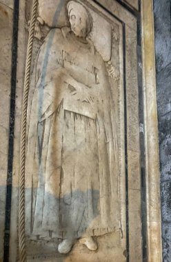 Firenze, İtalya, Avrupa - 14 Temmuz 2024: Santa Croce Bazilikası. Kadın imajının eski ve soluk heykeli