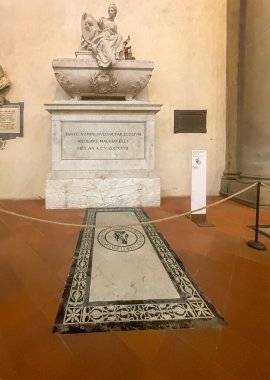 Firenze, İtalya, Avrupa - 14 Temmuz 2024: Santa Croce Bazilikası. İtalyan botanikçi Niccolo Machiavelli için anıt mezar.