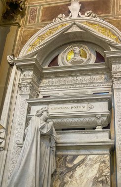 Firenze, İtalya, Avrupa - 14 Temmuz 2024: Santa Croce Bazilikası. Giachino Rossini anıtı, İtalyan opera bestecisi, göğüsleri ve önünde bir kadın heykeli olan.
