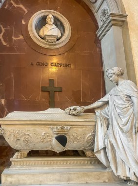 Firenze, İtalya, Avrupa - 14 Temmuz 2024: Santa Croce Bazilikası. Siyasetçi ve tarihçi Marki Gino Capponi 'nin Anıt Heykeli ve Mezarı