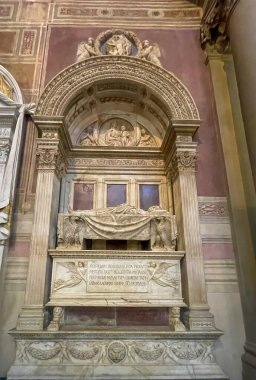 Firenze, İtalya, Avrupa - 14 Temmuz 2024: Santa Croce Bazilikası. Leonardo Da Vinci anıtı, İtalyan Rönesans edebiyatı, masada duran vücut heykeli. Diğer heykeller