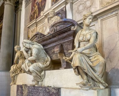 Firenze, İtalya, Avrupa - 14 Temmuz 2024: Santa Croce Bazilikası. Michelangelo di Lodovico Buonarotti Simoni 'nin mezarı ve anıtı. Üç kadın heykele odaklan.