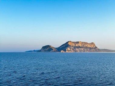 Olbia, Sardinya, İtalya - 15 Temmuz 2024: Isola Tavolara, Olbia Limanı 'nın dışındaki ada