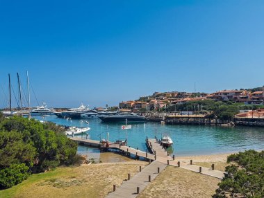 Porto Cervo, Sardinya, İtalya - 15 Temmuz 2024: Kosta Smeralda 'daki lüks tatil köyü. Limandaki lüks yatlar.