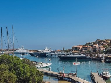 Porto Cervo, Sardinya, İtalya - 15 Temmuz 2024: Kosta Smeralda 'daki lüks tatil köyü. Limandaki lüks yatlar.