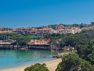 Porto Cervo, Sardinya, İtalya - 15 Temmuz 2024: Kosta Smeralda 'daki lüks tatil köyü. Quattro Passi al Pescatore restoranı ve Riviera 'nın altındaki otel