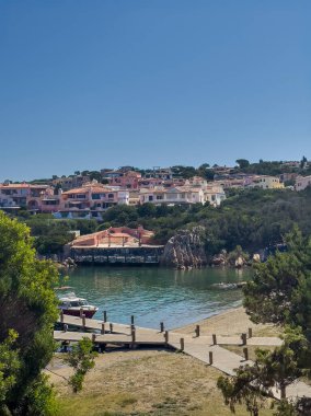Porto Cervo, Sardinya, İtalya - 15 Temmuz 2024: Kosta Smeralda 'daki lüks tatil köyü. Quattro Passi al Pescatore restoranı ve Riviera 'nın altındaki otel