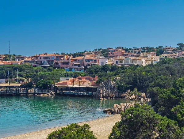 Porto Cervo, Sardinya, İtalya - 15 Temmuz 2024: Kosta Smeralda 'daki lüks tatil köyü. Quattro Passi al Pescatore restoranı ve Riviera 'nın altındaki otel