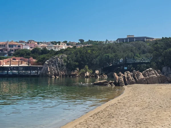 Porto Cervo, Sardinya, İtalya - 15 Temmuz 2024: Kosta Smeralda 'daki lüks tatil köyü. Kumsal.