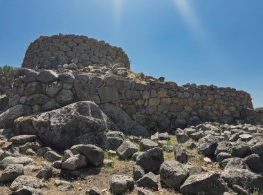 Arzachena, Costa Smeralda, Sardinya - 15 Temmuz 2024: Nuraghe La Prisgiona bir nuragic arkeolojik alan. kule yıkıntısı
