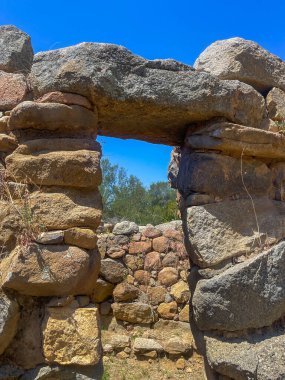 Arzachena, Costa Smeralda, Sardinya - 15 Temmuz 2024: Nuraghe La Prisgiona, nuragic arkeolojik alan. Mahvolmuş eşik, üst parça.