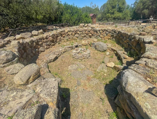Arzachena, Costa Smeralda, Sardinya - 15 Temmuz 2024: Nuraghe La Prisgiona bir nuragic arkeolojik alan. Alt dairesel duvar kulübeden geriye kalan tek şey.