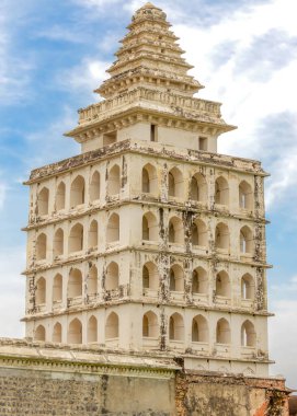 Gingee, Tamil Nadu, Hindistan - 9 Ekim 2013: Gingee Kalesi. Harem Towere mavi bulutların altında