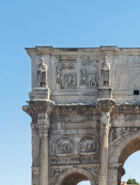 Roma, İtalya - 16 Temmuz 2024: Kolezyum. Konstantin Kemeri, tarihi anıtın güneye bakan üst yarısına odaklan.